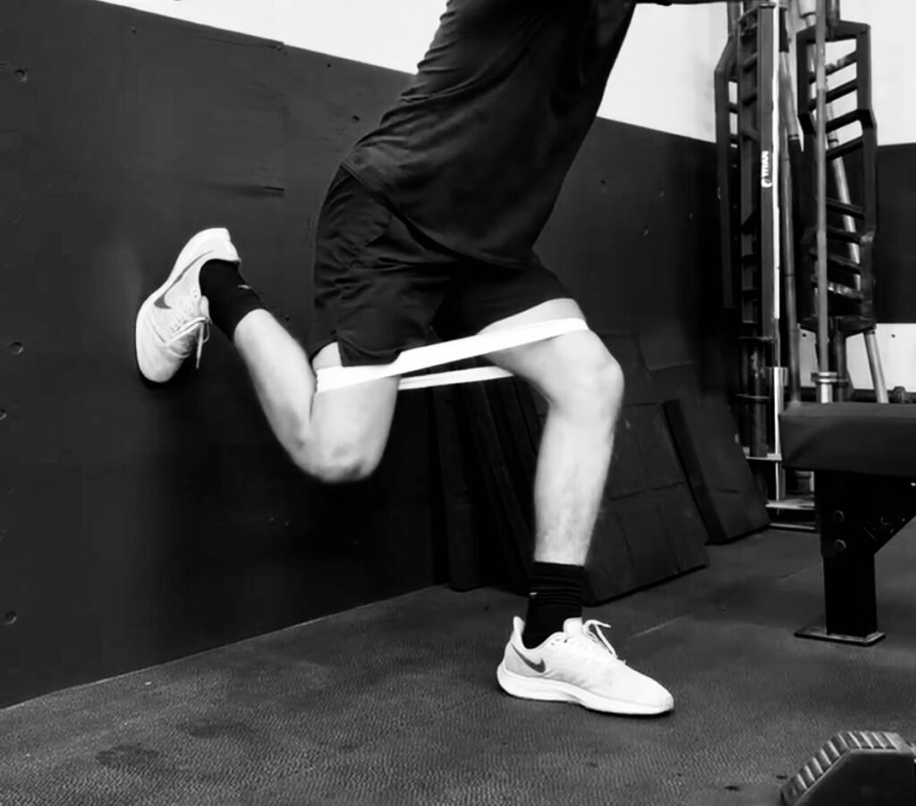 The hydrant is a better exercise for athletes than clamshells
